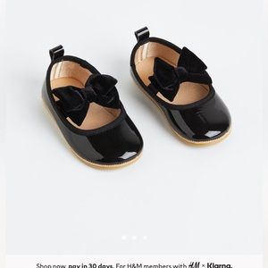 Baby shoes with bow black brand new size 7